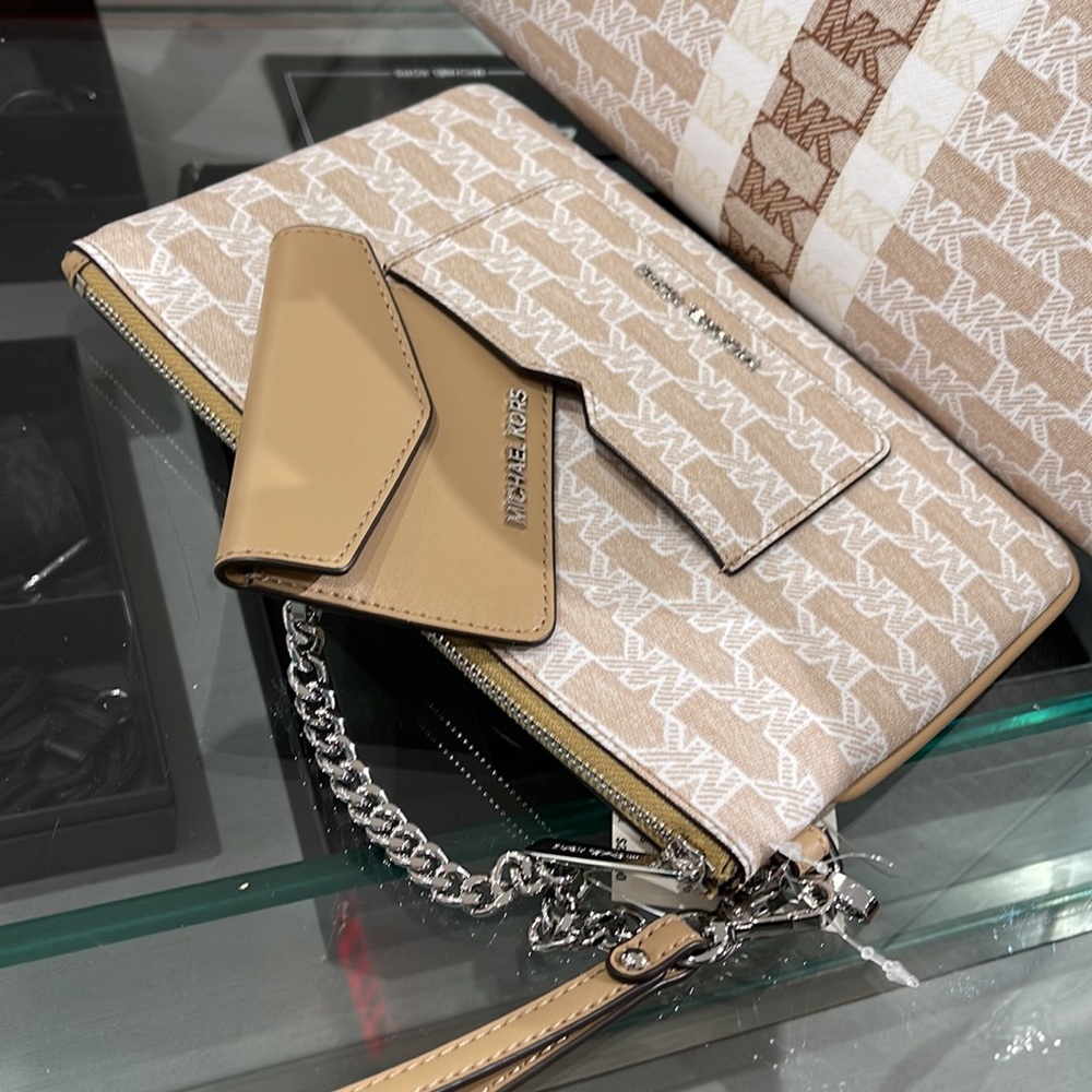 MICHAEL KORS JET SET ITEM LG 2 in 1 CARD CASE & WRISTLET
Camel 

NWT - Picture 9 of 16